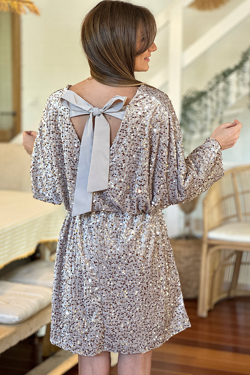 Robe en velours beige et sequins col v et nœud dans le dos