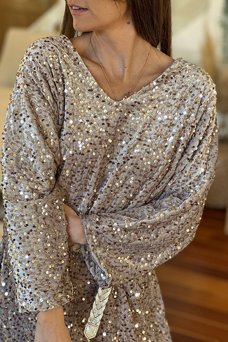 Robe en velours beige et sequins col v et nœud dans le dos