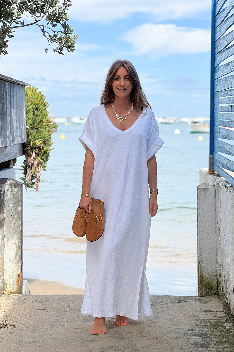 Vestido largo de rizo blanco con corte de camiseta larga y escote en pico amplio