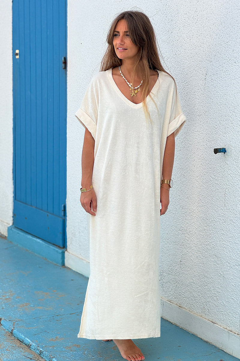 Vestido largo de rizo en color crudo con corte de camiseta larga y escote en pico amplio
