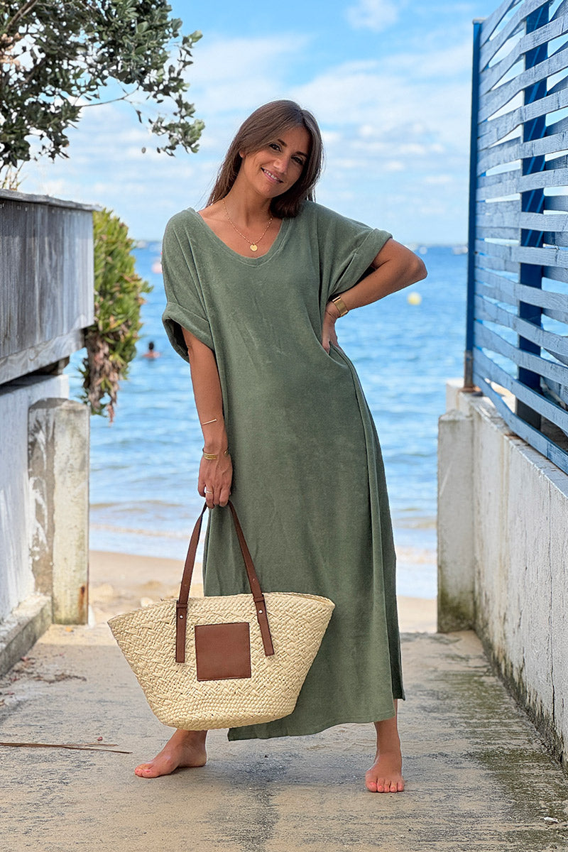 Robe longue éponge kaki coupe t-shirt long et large col v