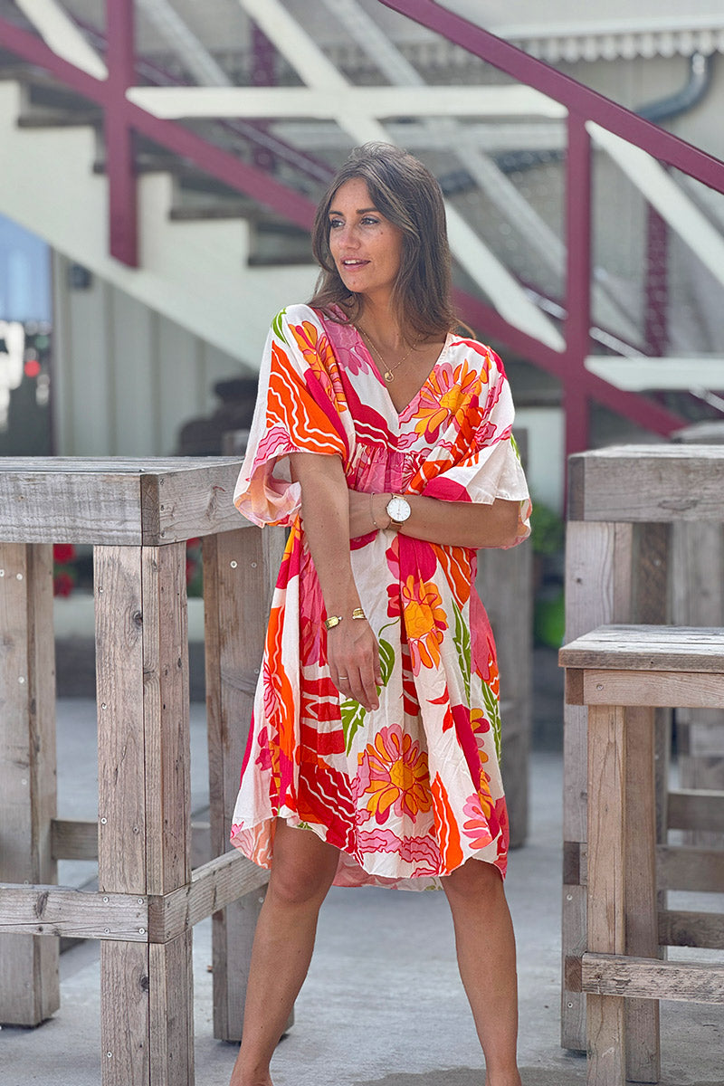 Robe fluide imprimé fleurs couleurs orange et corail col v manches looses