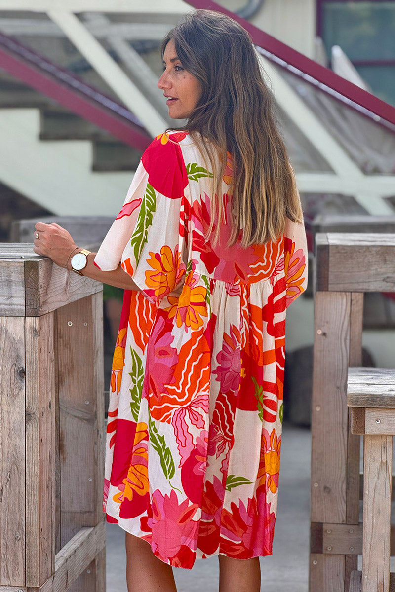 Robe fluide imprimé fleurs couleurs orange et corail col v manches looses