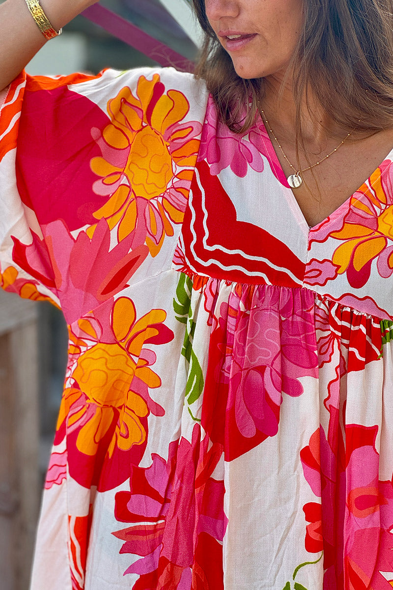 Robe fluide imprimé fleurs couleurs orange et corail col v manches looses
