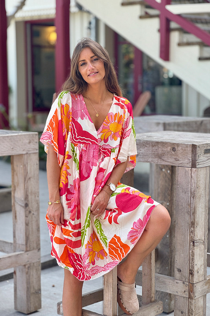 Robe fluide imprimé fleurs couleurs orange et corail col v manches looses