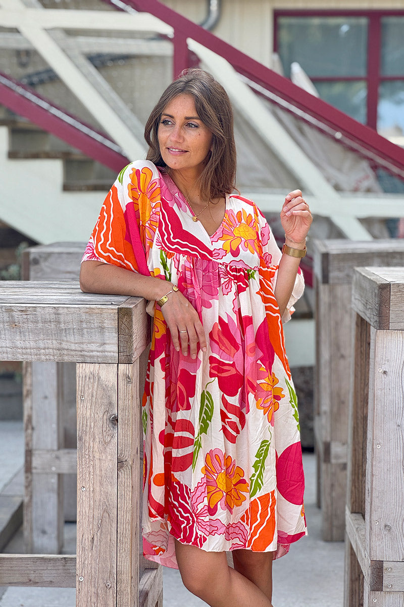 Robe fluide imprimé fleurs couleurs orange et corail col v manches looses