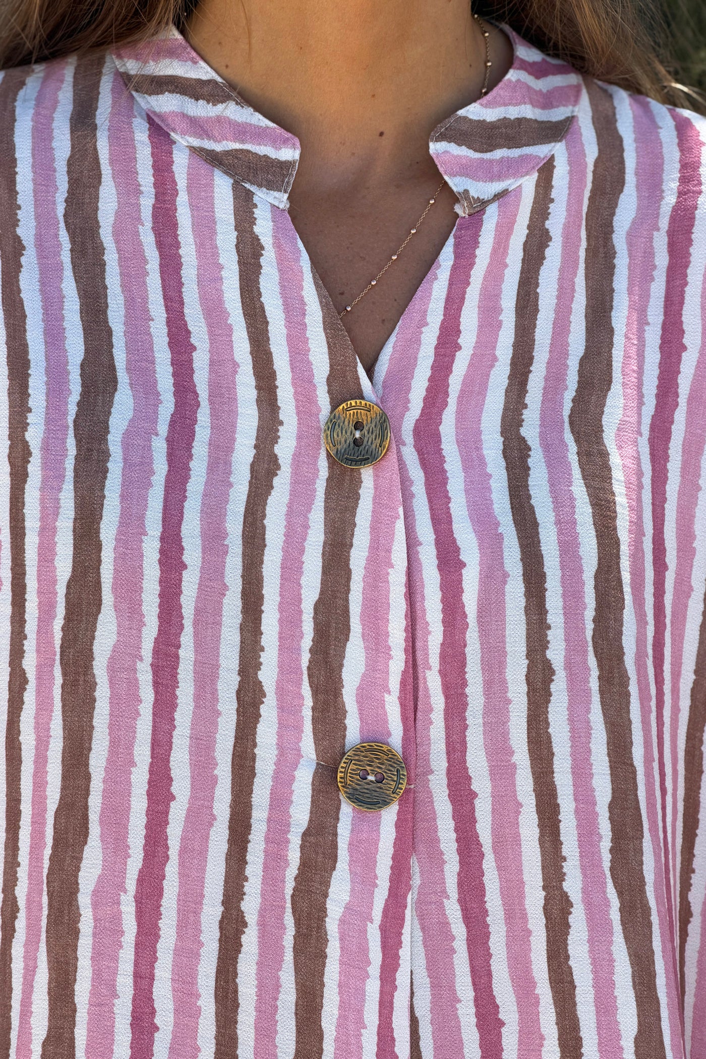 Robe fluide et large à rayures roses style peinture aquarelle faux boutons