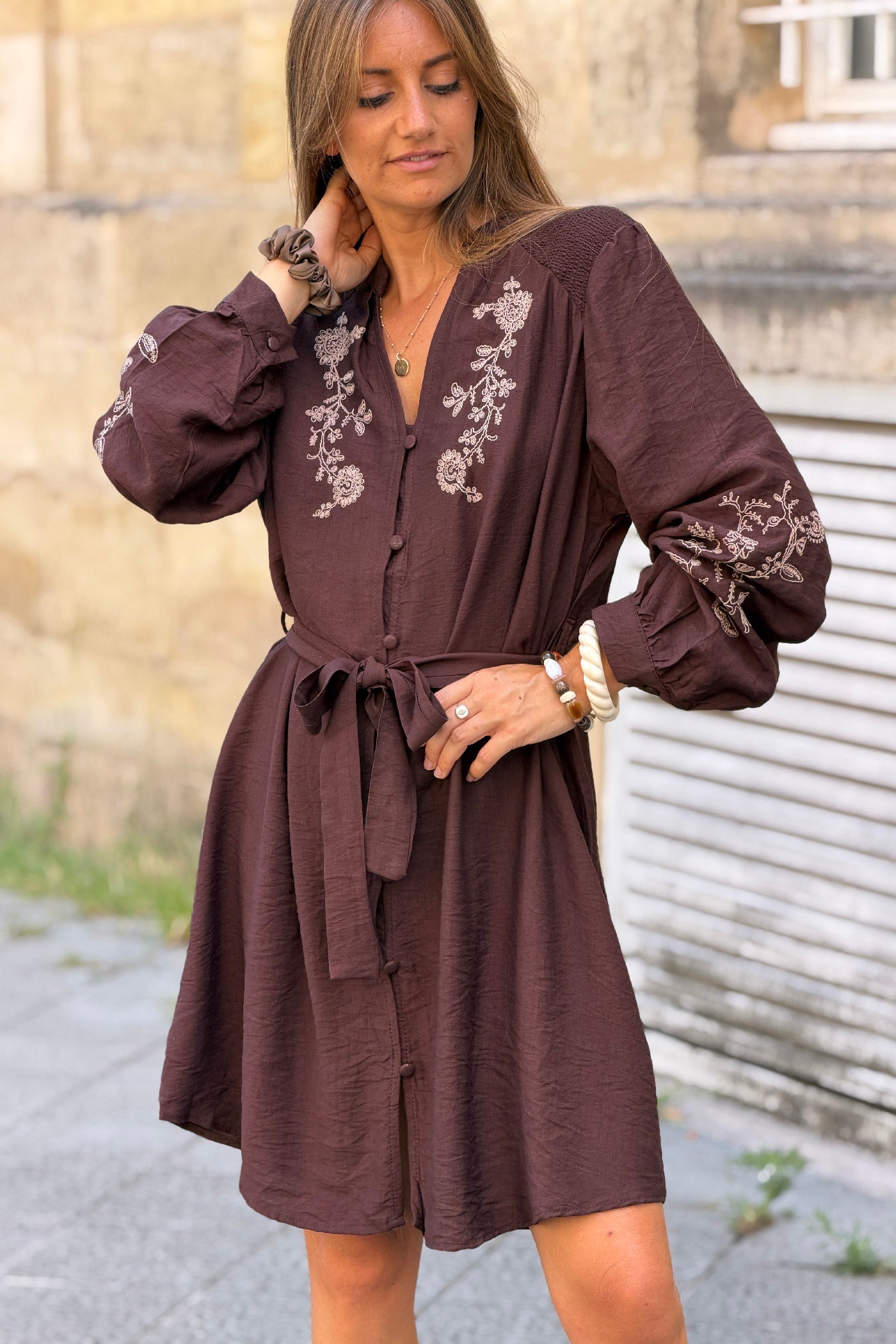 Robe fluide marron avec broderie fleurs et petits boutons