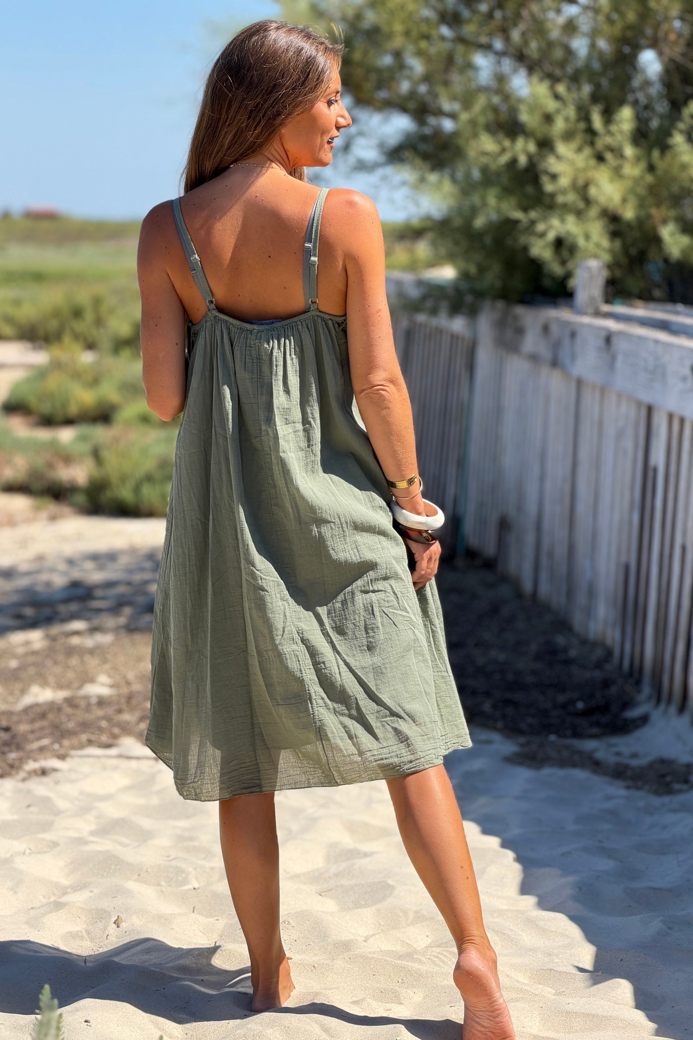Robe kaki en coton à bretelles détail col dentelle