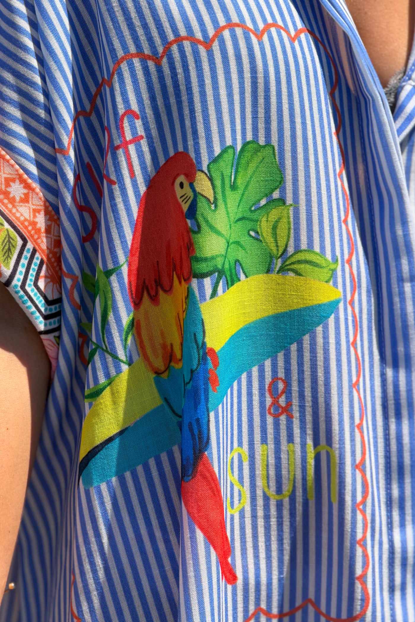 Robe large à rayures bleues imprimé Rio palmiers et perroquets colorés