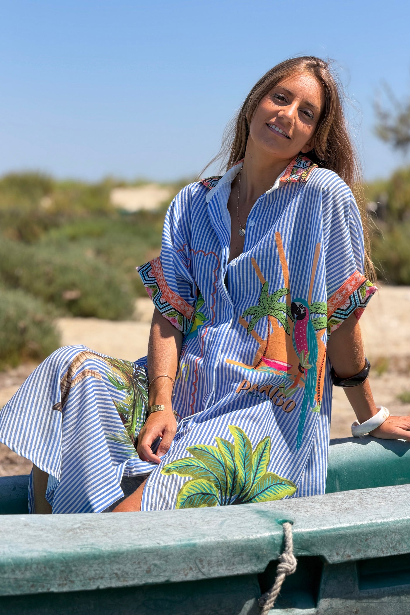 Robe large à rayures bleues imprimé Rio palmiers et perroquets colorés
