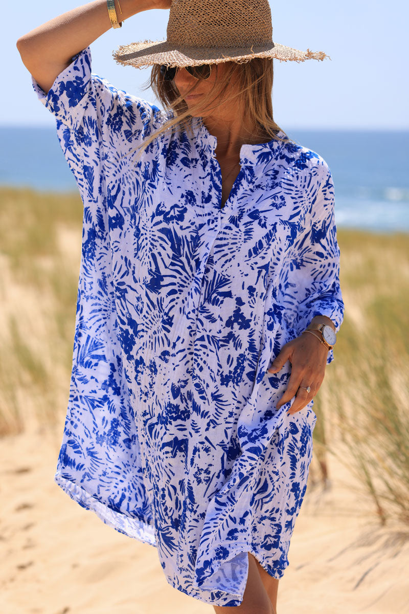 Vestido amplio de algodón con cuello de pico y estampado de islas azul royal