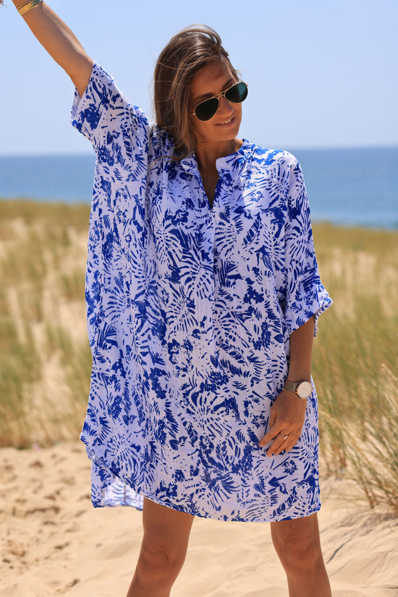 Vestido amplio de algodón con cuello de pico y estampado de islas azul royal