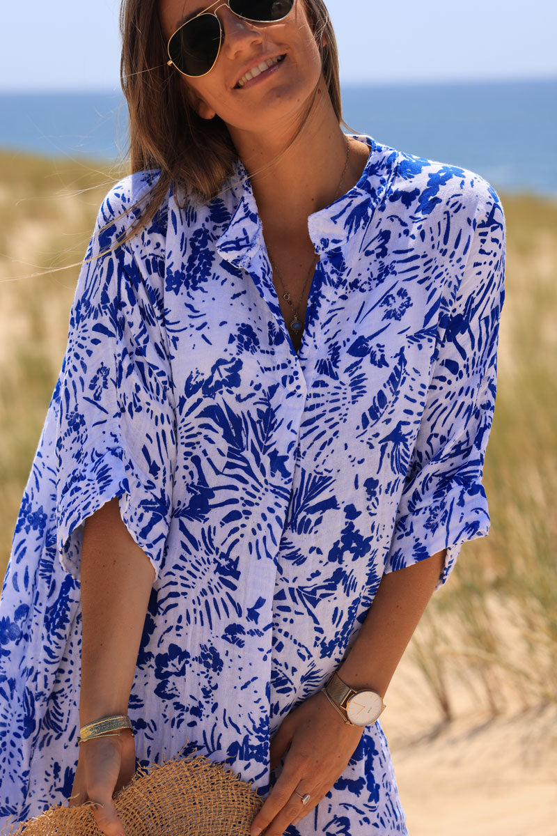 Vestido amplio de algodón con cuello de pico y estampado de islas azul royal