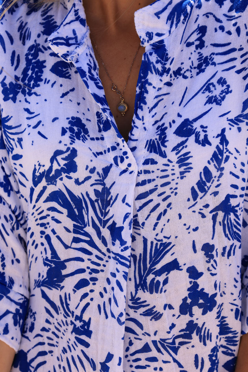 Vestido amplio de algodón con cuello de pico y estampado de islas azul royal