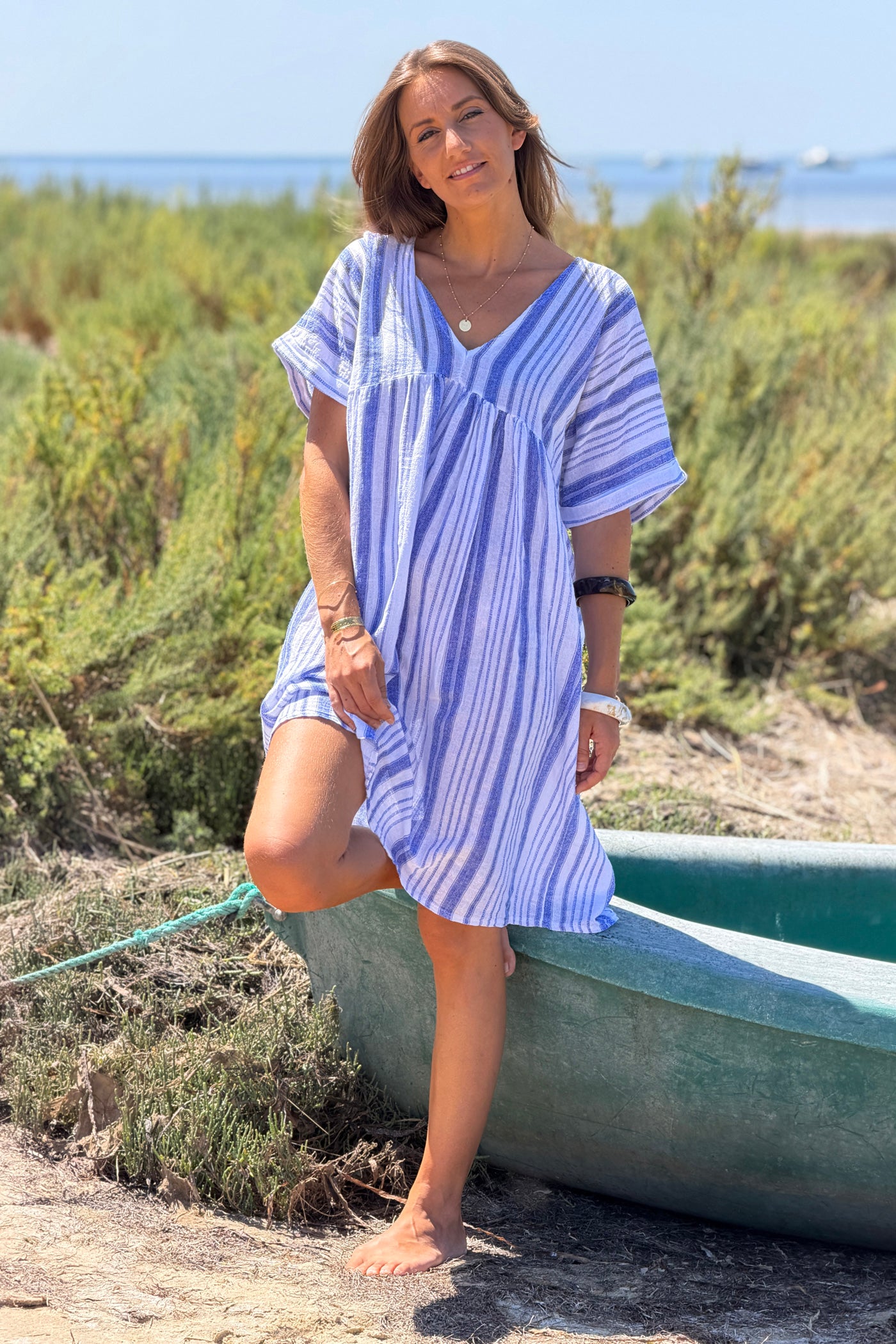Robe large en coton imprimé rayures bleues effet piqué col v