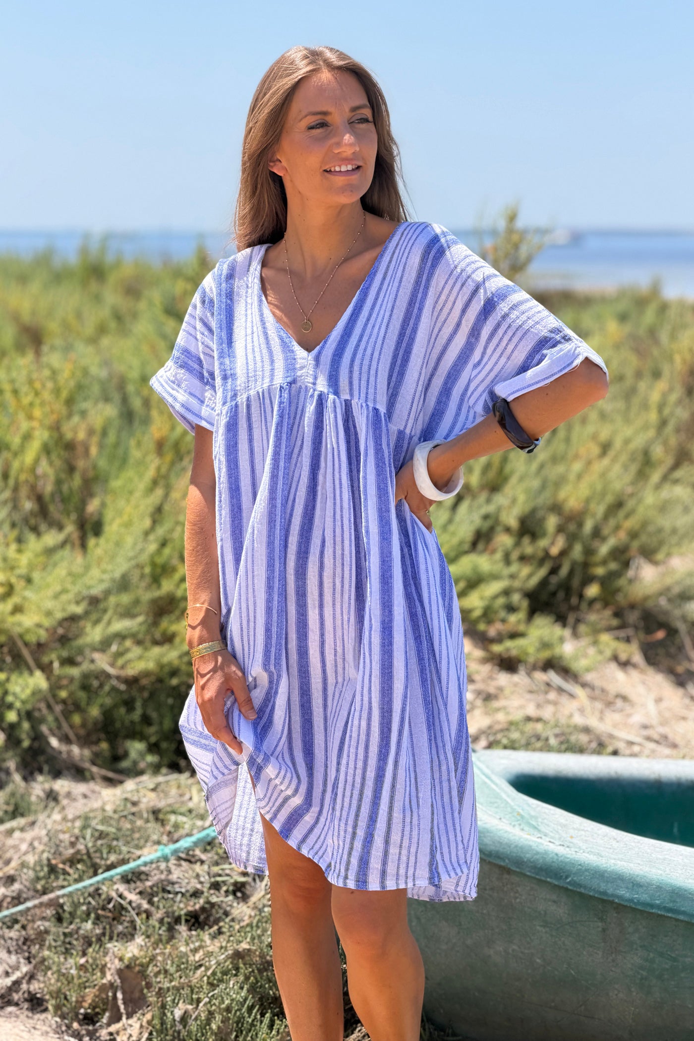 Robe large en coton imprimé rayures bleues effet piqué col v