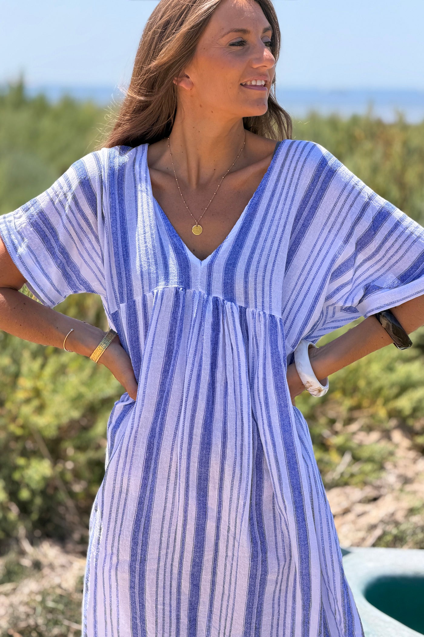 Robe large en coton imprimé rayures bleues effet piqué col v