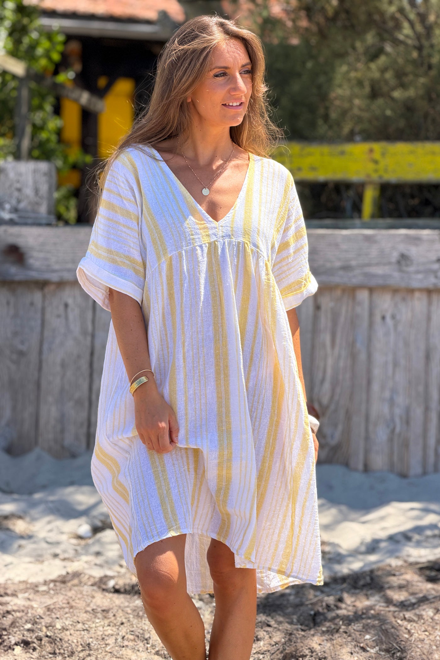 Robe large en coton imprimé rayures jaune effet piqué col v
