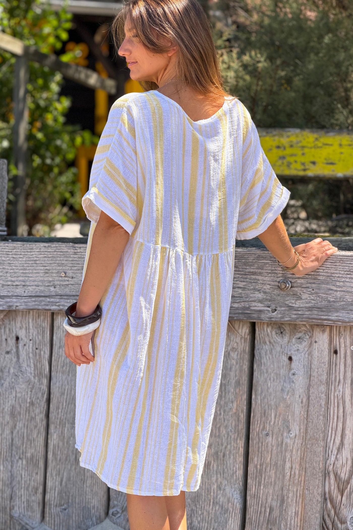 Robe large en coton imprimé rayures jaune effet piqué col v