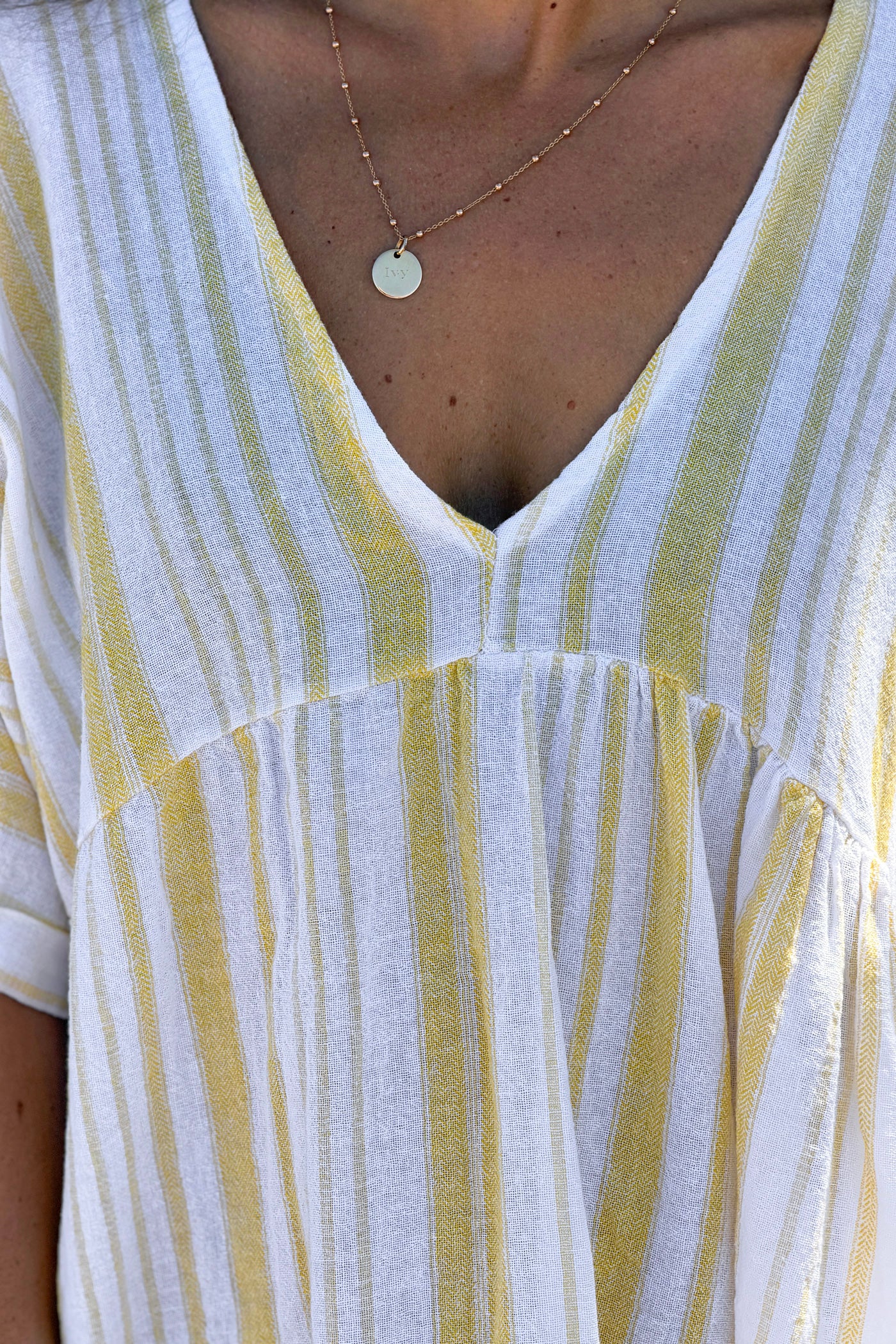 Robe large en coton imprimé rayures jaune effet piqué col v