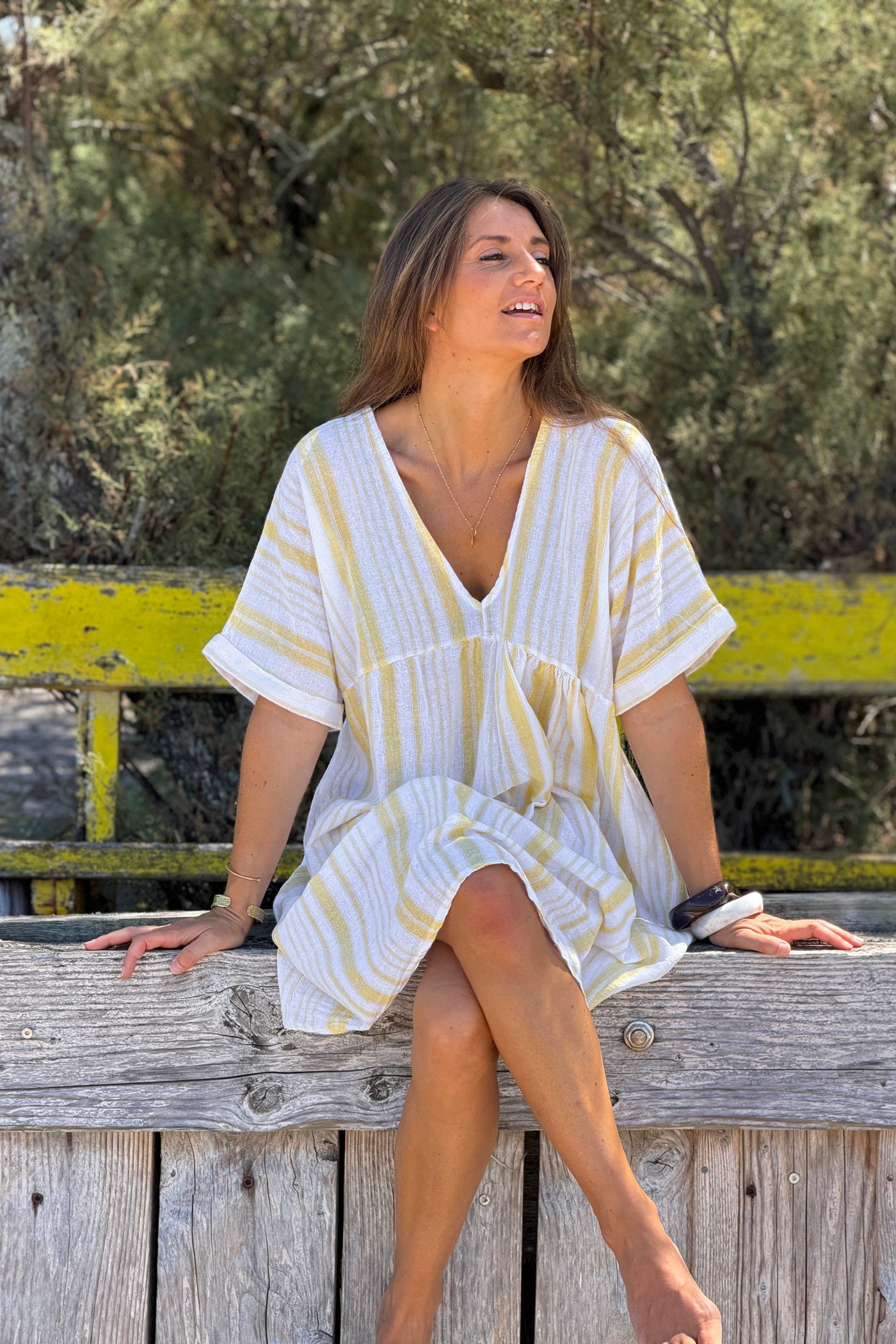 Robe large en coton imprimé rayures jaune effet piqué col v