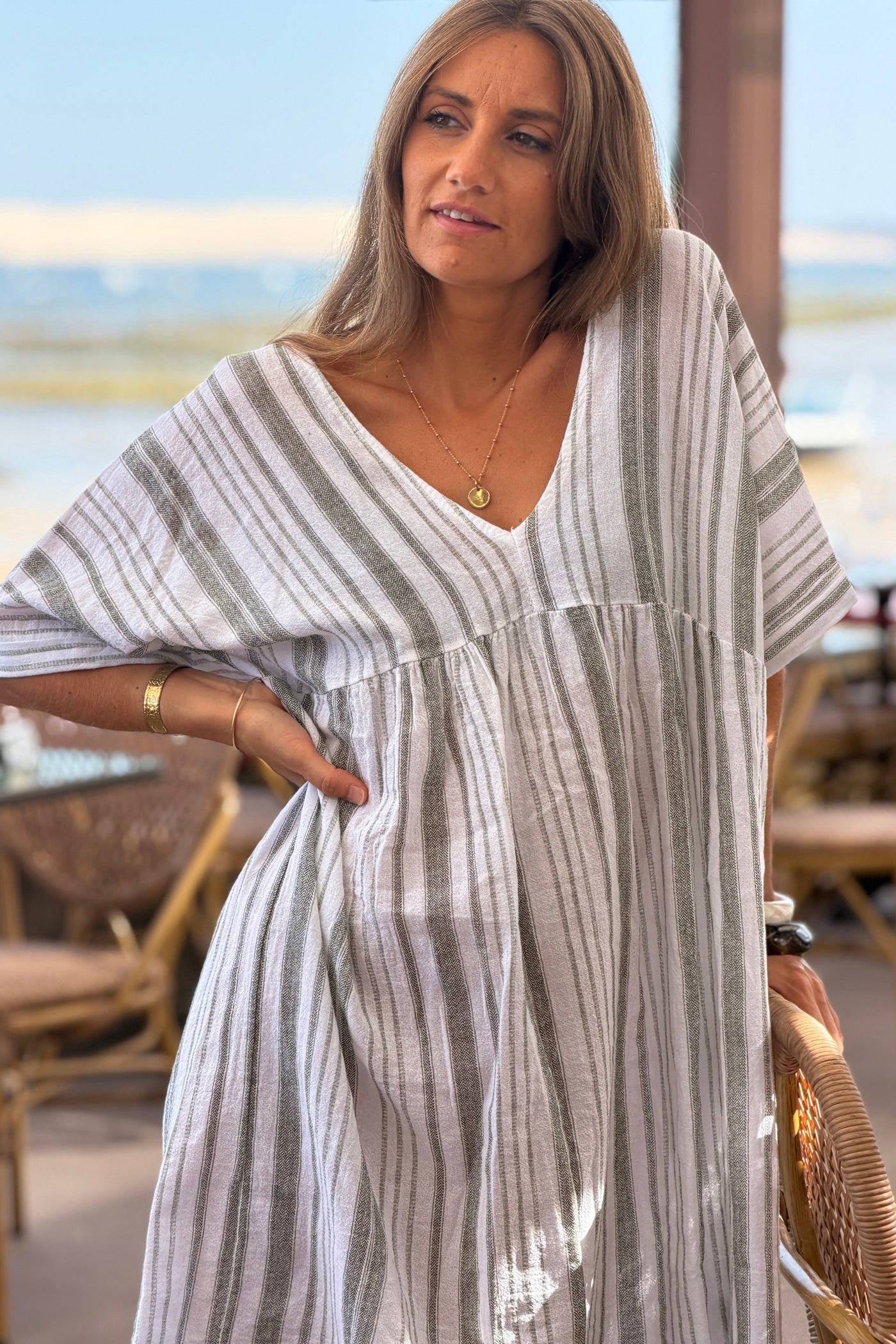 Robe large en coton imprimé rayures kaki effet piqué col v