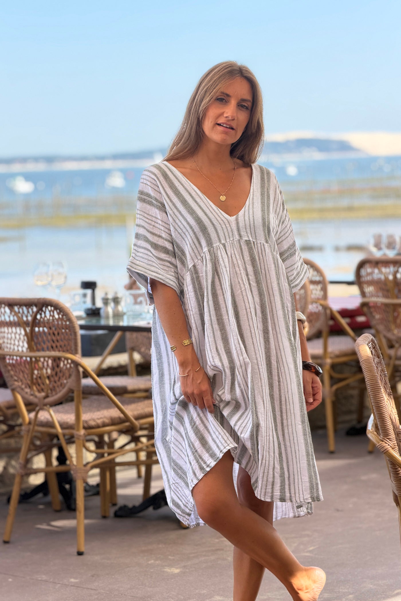 Robe large en coton imprimé rayures kaki effet piqué col v