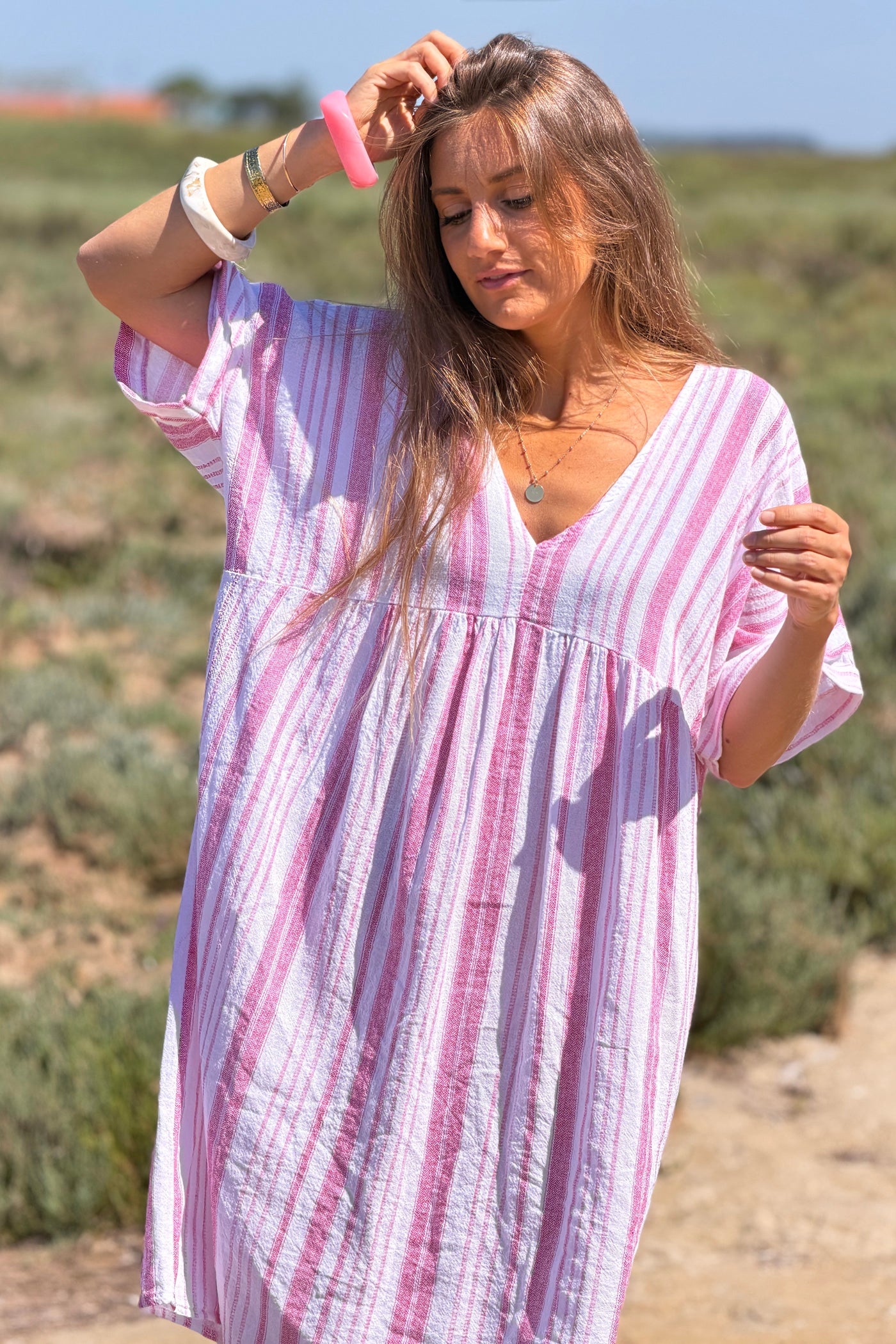 Robe large en coton imprimé rayures rose effet piqué col v
