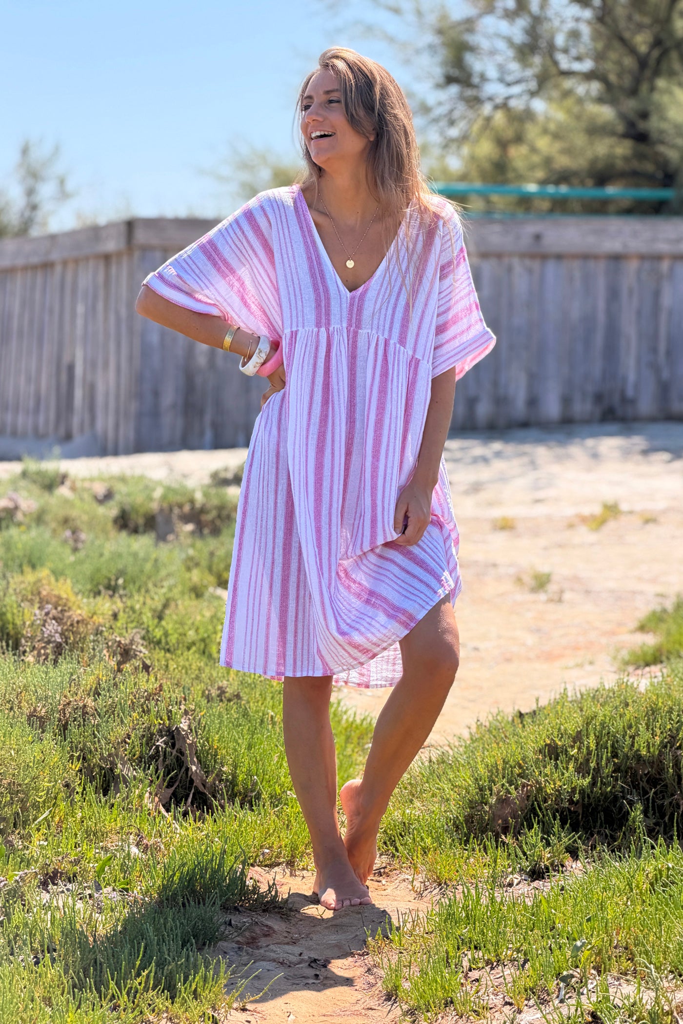 Robe large en coton imprimé rayures rose effet piqué col v