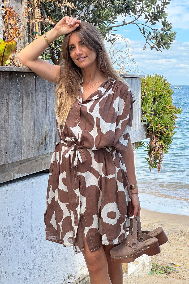 Robe légère écrue boutonnée imprimé grandes fleurs marrons