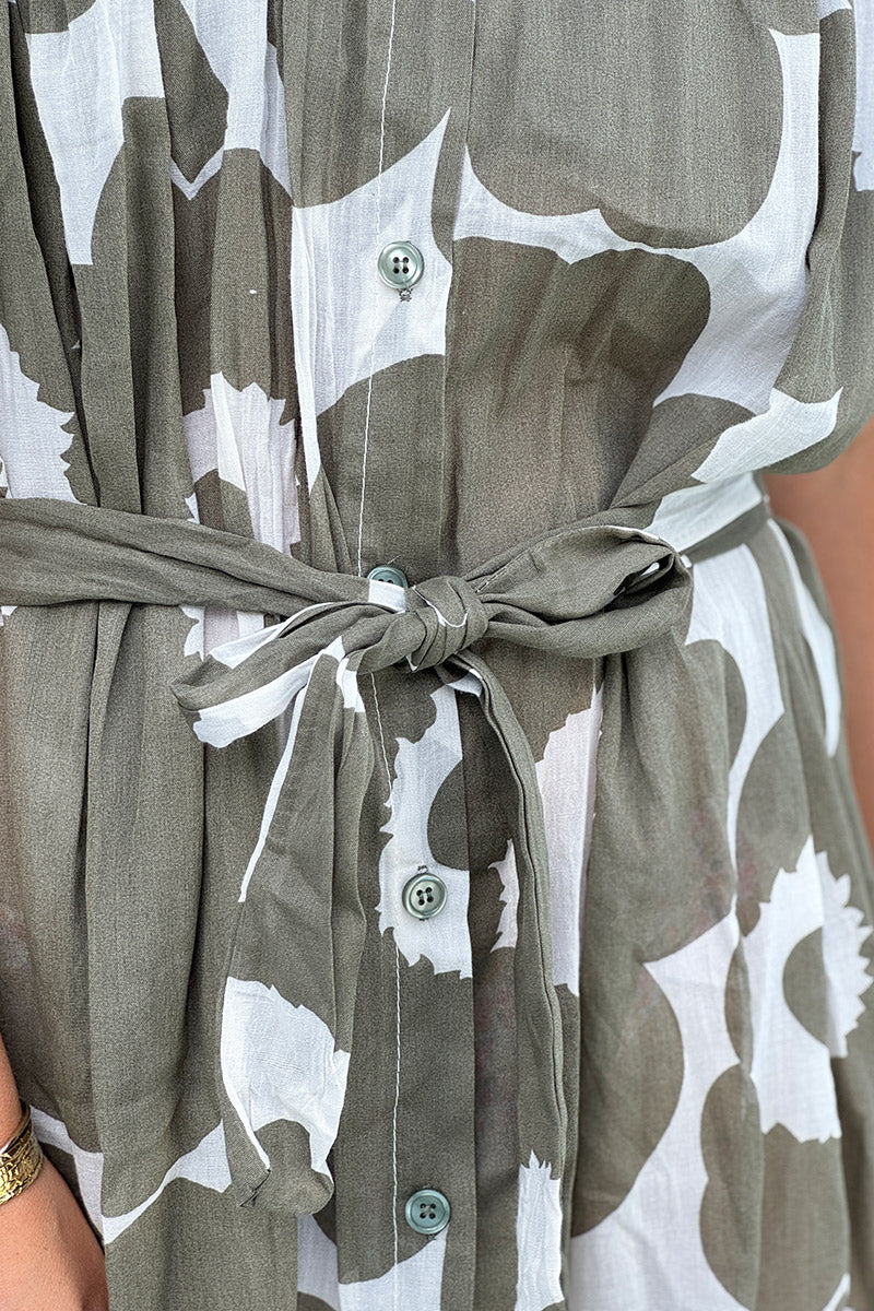 Robe légère écrue boutonnée imprimé grandes fleurs kaki