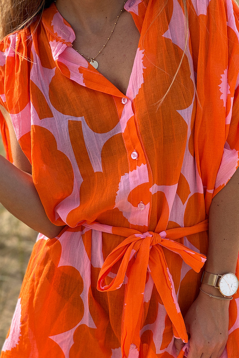 Vestido abotonado rosa claro con estampado de flores grandes naranjas