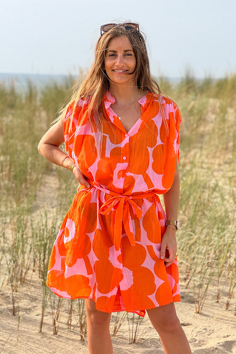 Vestido abotonado rosa claro con estampado de flores grandes naranjas