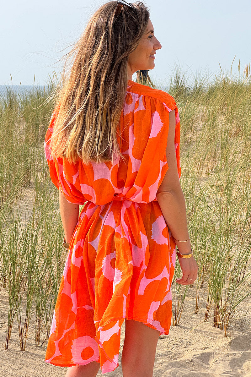 Vestido abotonado rosa claro con estampado de flores grandes naranjas