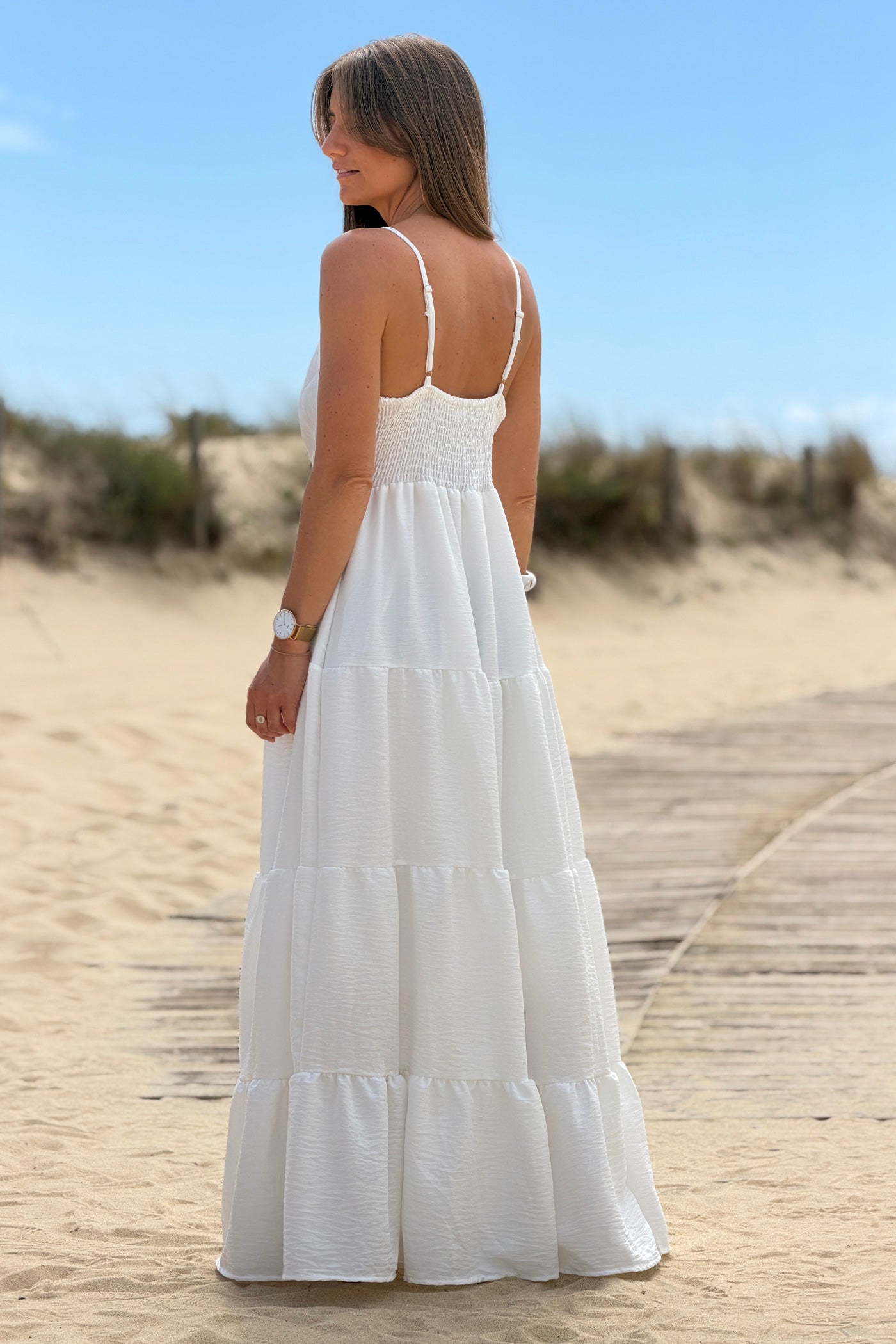 Robe longue à bretelles blanche détail broche soleil doré