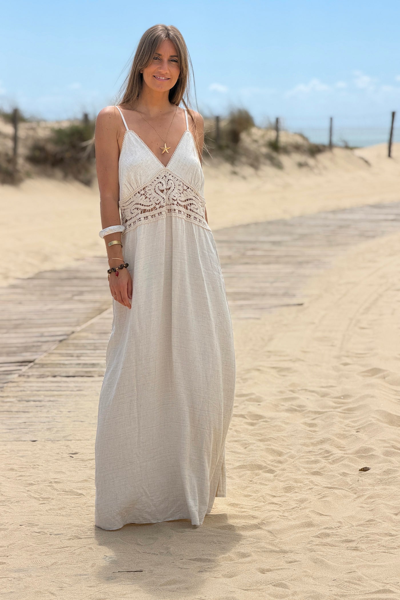 Robe longue beige à bretelles en lin mélangé détail crochet et perles bois