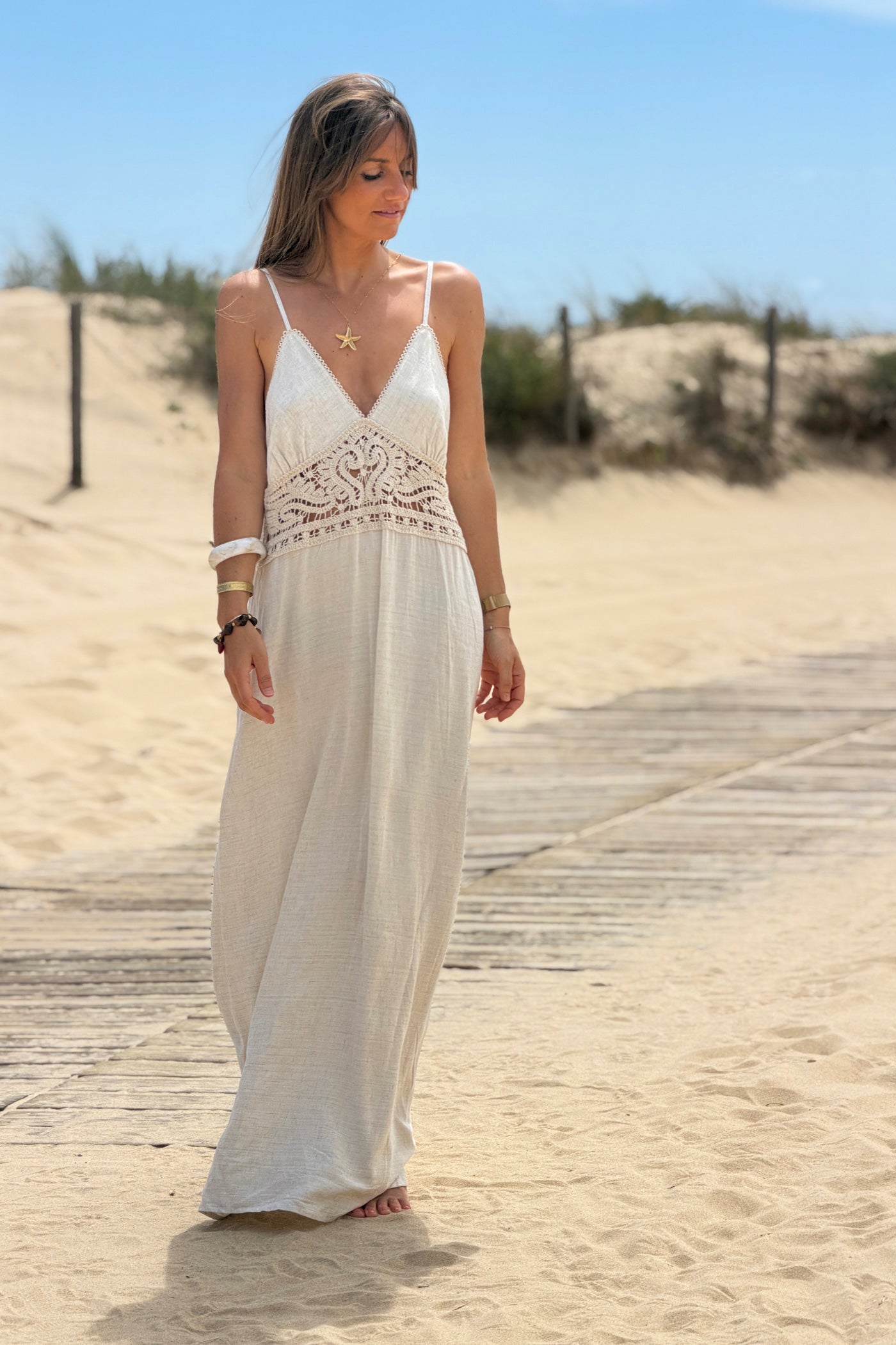 Robe longue beige à bretelles en lin mélangé détail crochet et perles bois