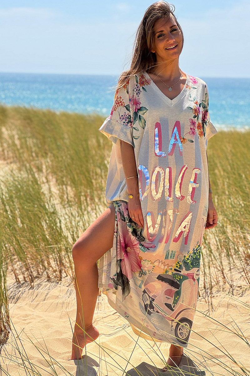 Robe longue brillante motif fleurs et la Dolce Vita rose