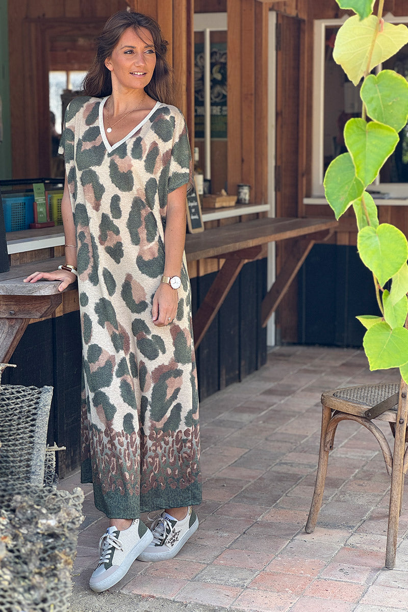 Robe longue beige brillante motifs léopard kaki col v
