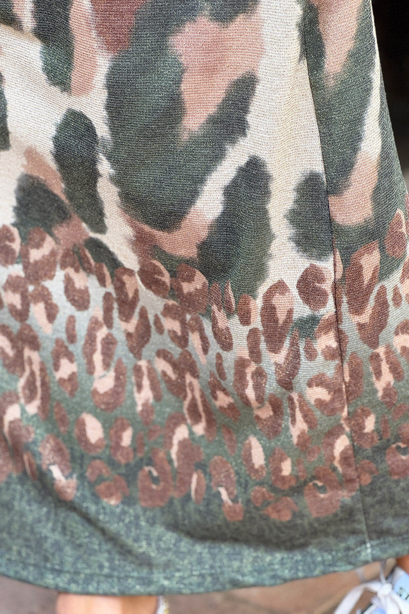 Robe longue beige brillante motifs léopard kaki col v