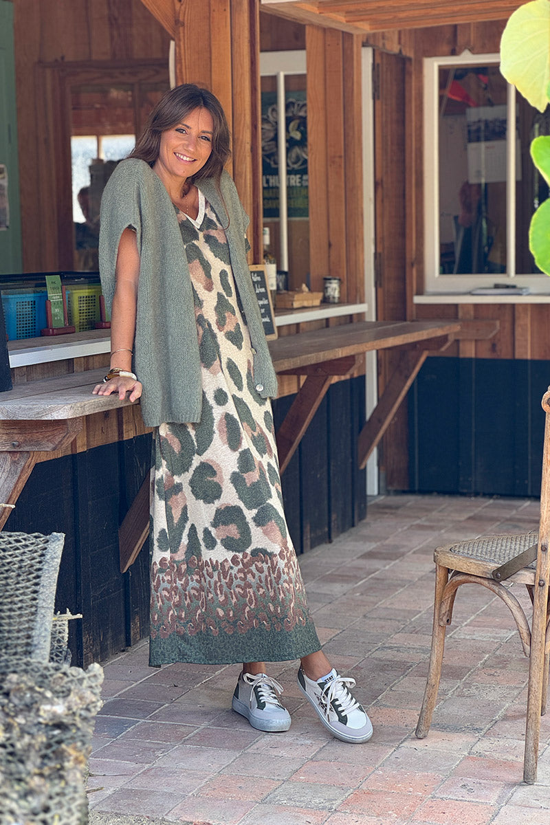 Robe longue beige brillante motifs léopard kaki col v