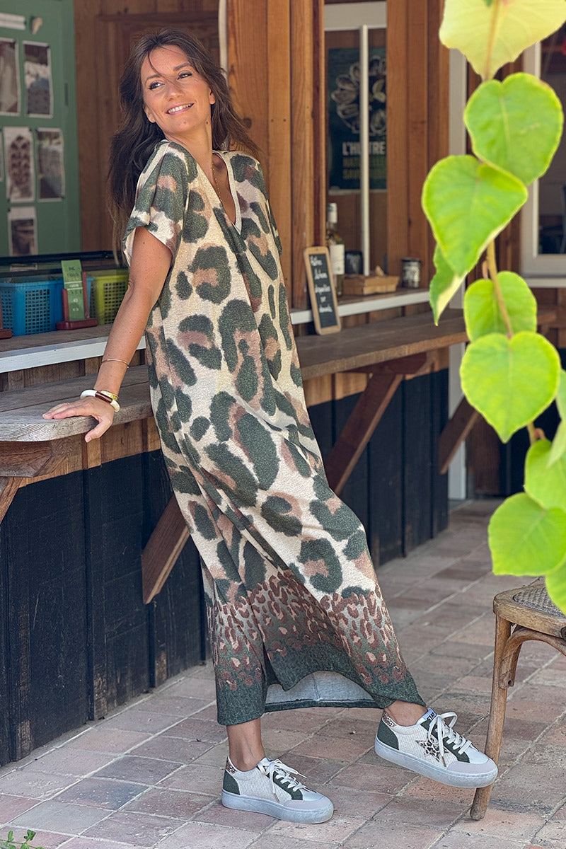 Robe longue beige brillante motifs léopard kaki col v