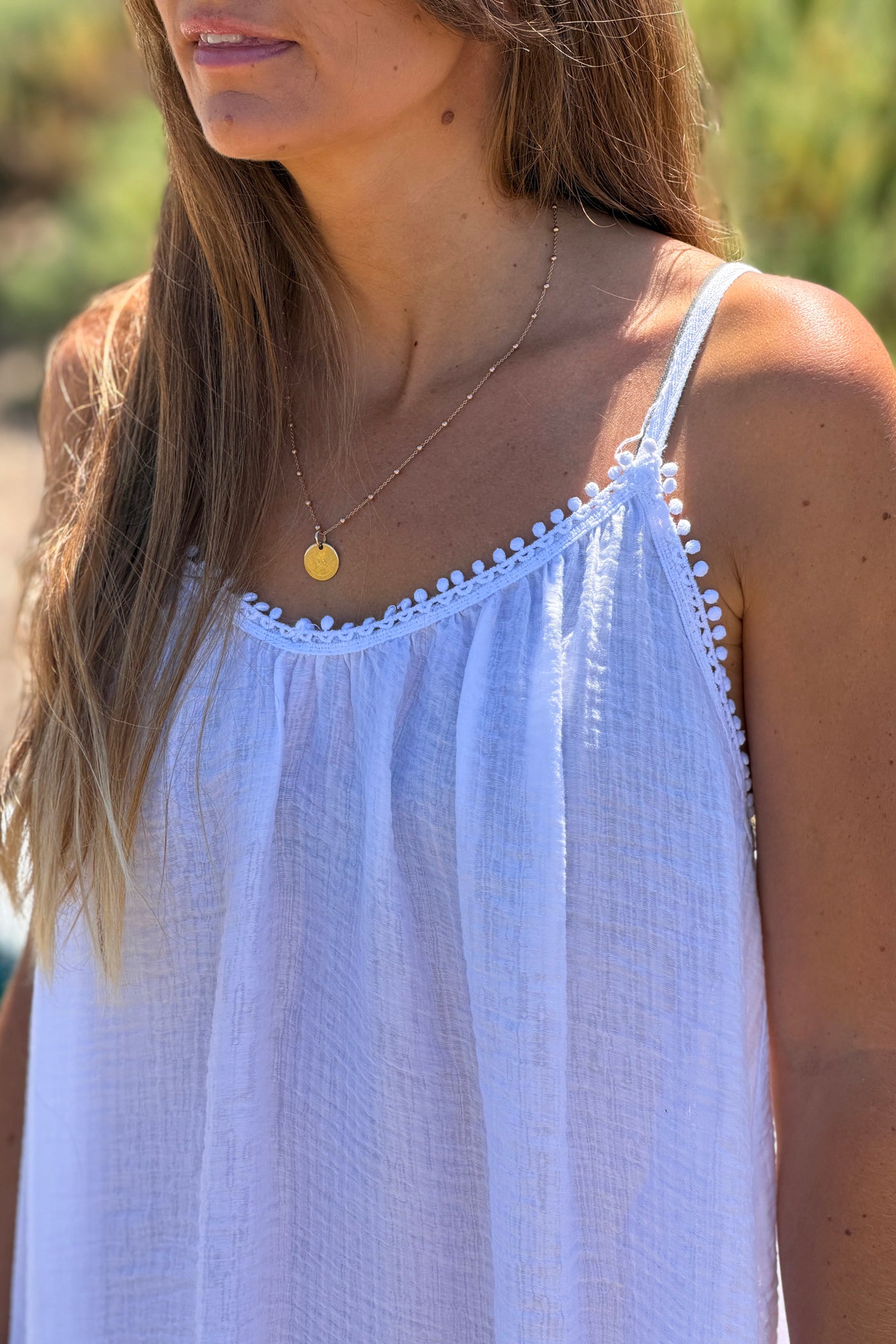 Robe longue blanche à bretelles detail petits pompons au col