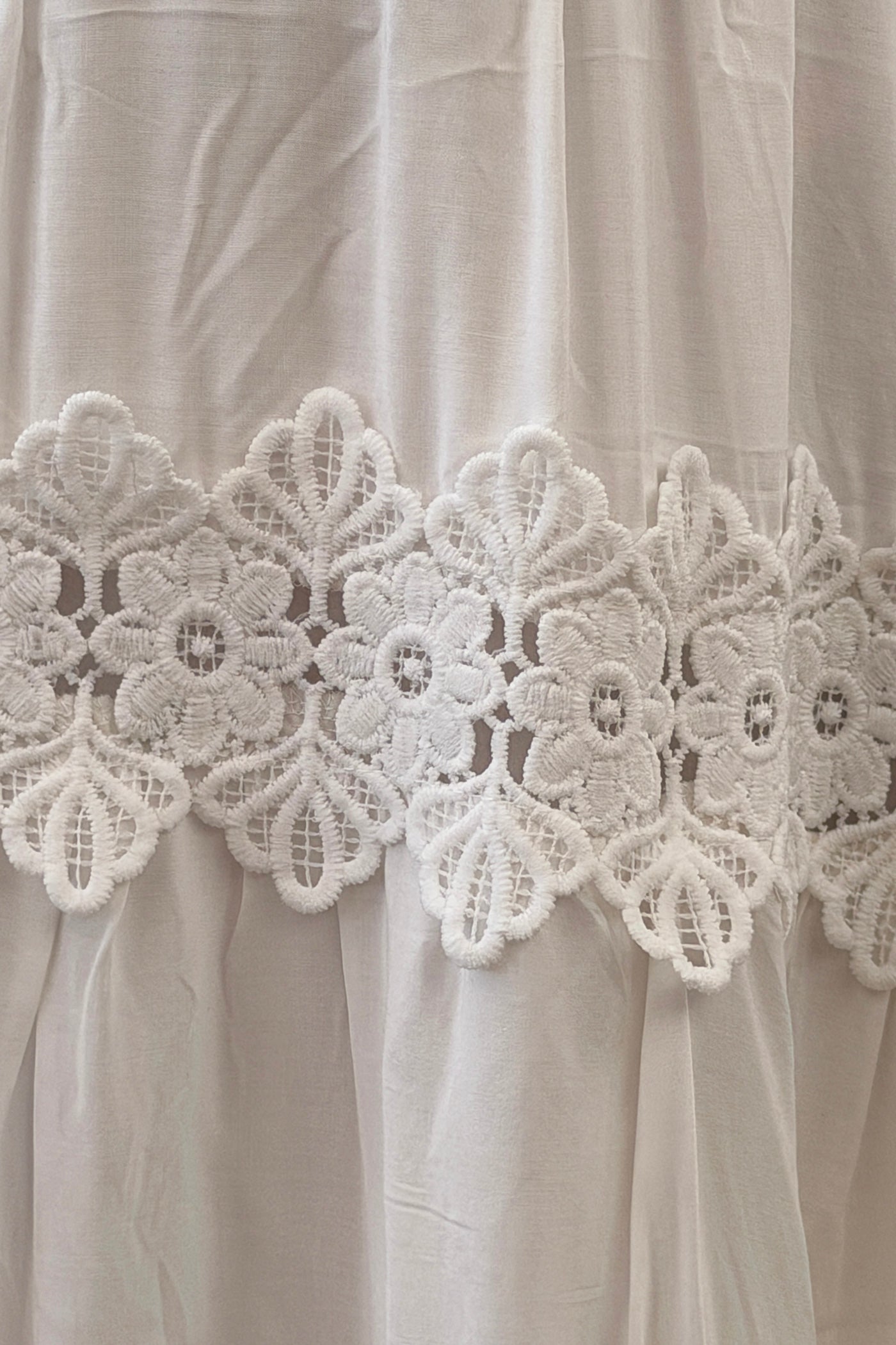Robe longue blanche à bretelles détails dentelle et broderie dos nu