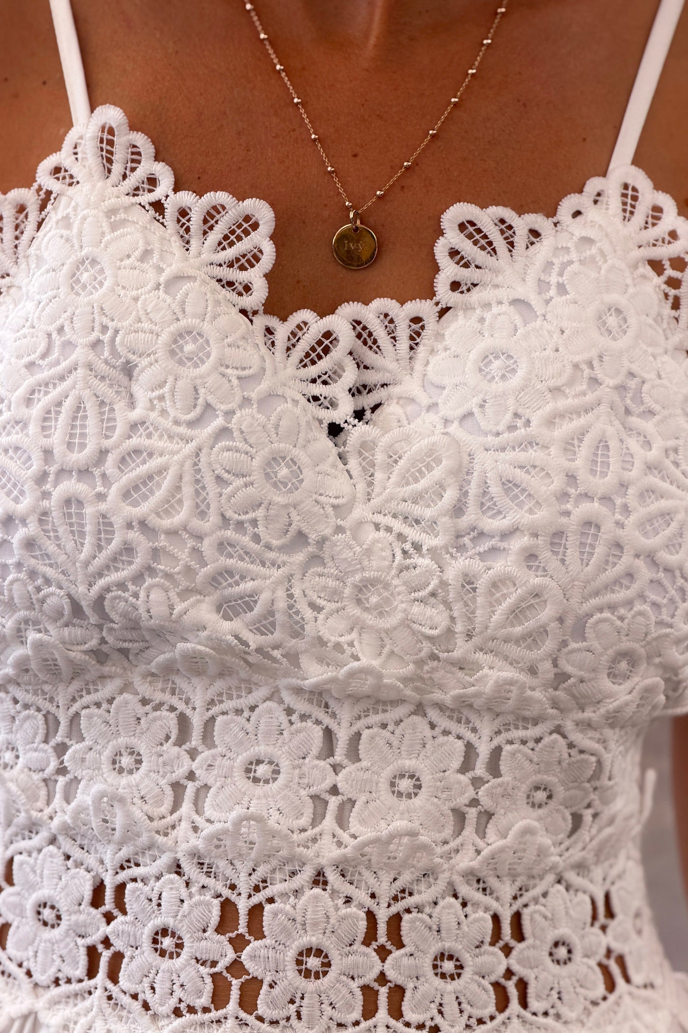 Robe longue blanche à bretelles détails dentelle et broderie dos nu