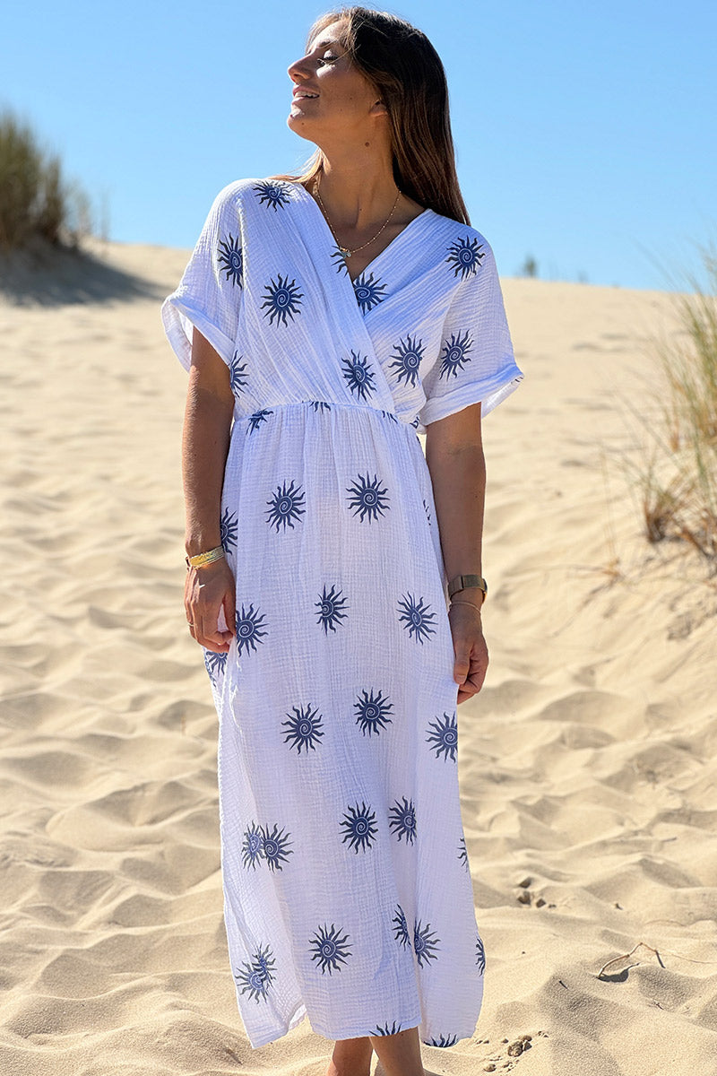 Robe longue blanche en gaze de coton motifs soleils bleu jean col v et décolleté dos