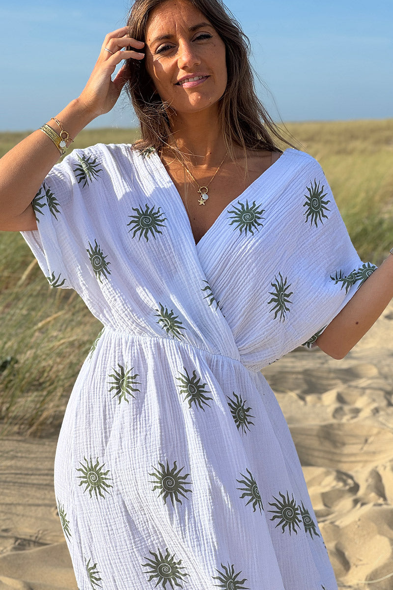 Robe longue blanche en gaze de coton motifs soleils kaki col v et décolleté dos