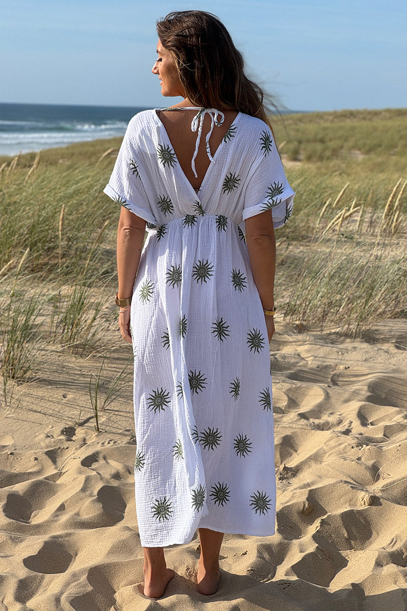 Robe longue blanche en gaze de coton motifs soleils kaki col v et décolleté dos