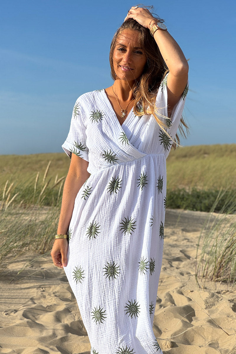 Robe longue blanche en gaze de coton motifs soleils kaki col v et décolleté dos